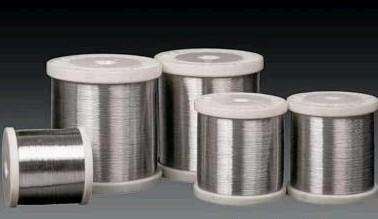 304与316不锈钢细线全方位解析 从性能到市场，握紧行业脉络\n\n### 正文 深入研究与技术数据\n\n#### 第一章 核心性能对比 - 304与316的区别何在？\n304不锈钢（Cr含量18%，Ni含量8-9%）是最经典的不锈钢牌号，因其平衡的含碳量（≤0.08%）和均匀的奥氏体结构，展现出优异的韧和可塑性。\n表面光亮，深受装饰制造行业、拉丝或电化学处理的的青睐 —— 无论是在304还是304细线形态受制推案加工环境或苛刻化学接触条件下的更复杂适用趋势日趋明显的存在导致另类的耐盐酸场景较近的